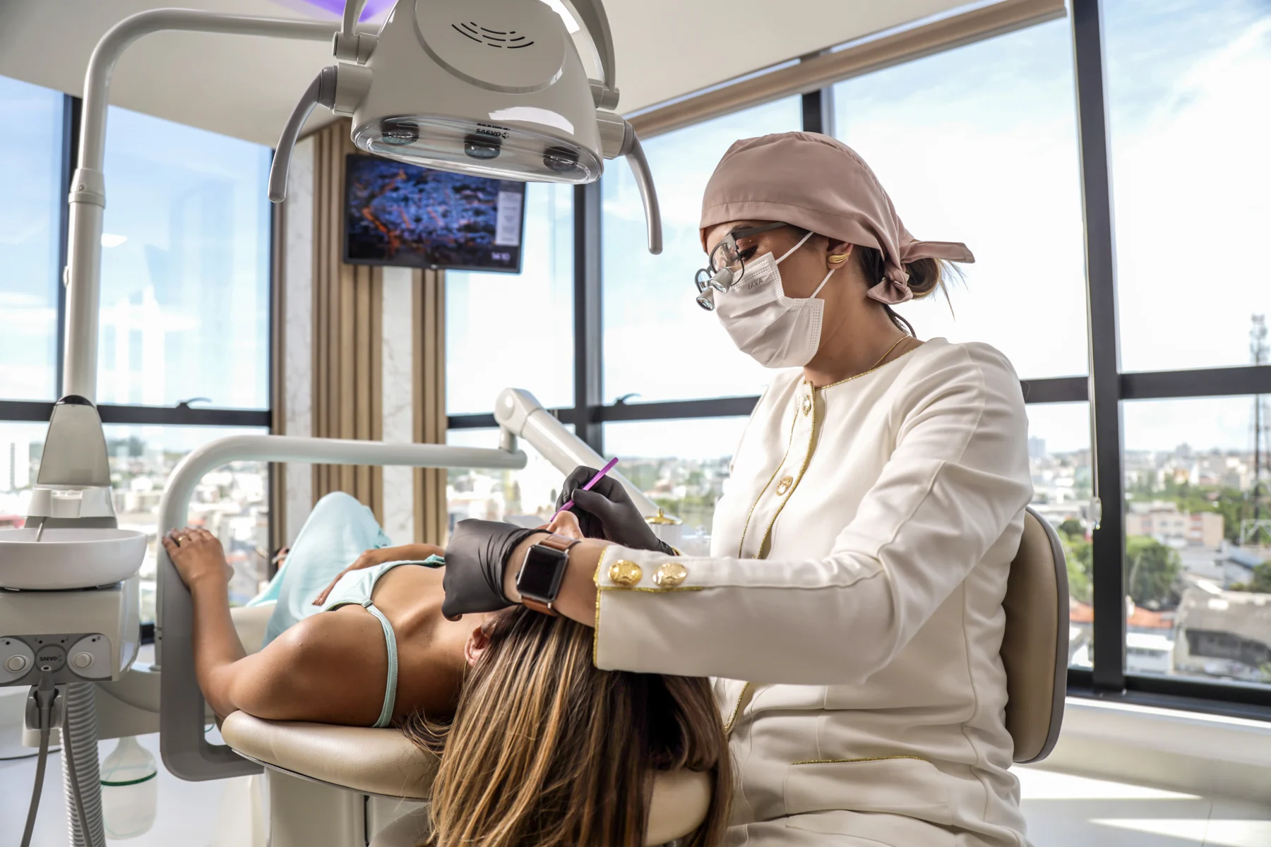 Dra. Larissa realizando atendimento na clínica em Araranguá